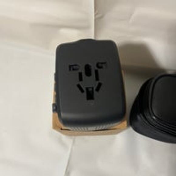 Voltage converter travel adapter - Picture 4 of 6